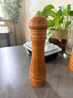 Wooden Pepper Grinder NEW