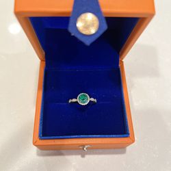 10k Yellow Gold emerald Ring Size 7