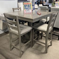 small family dining set 📦🤎 $399