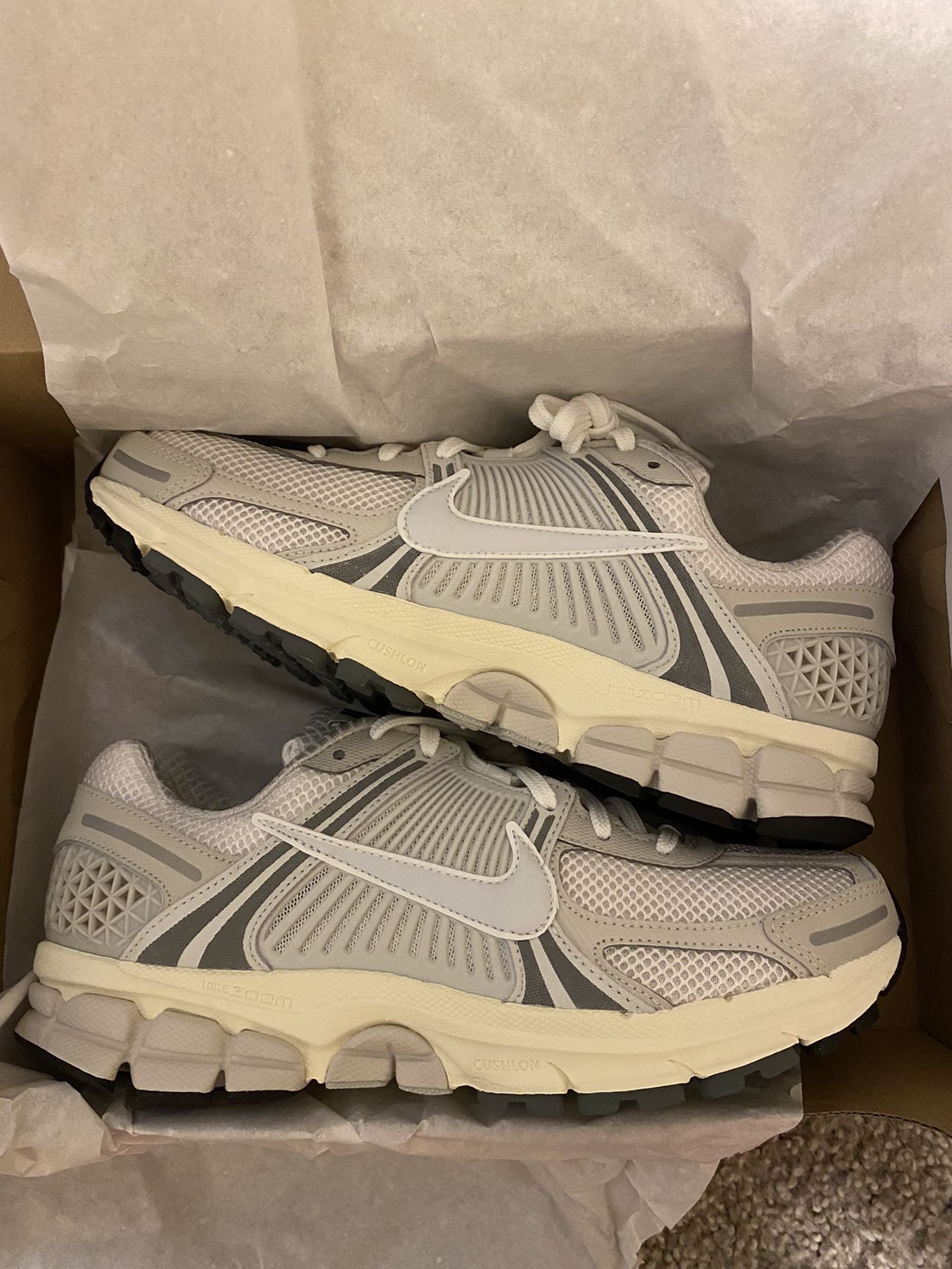 Brand New Nike Vomero Platinum Tint Size 9