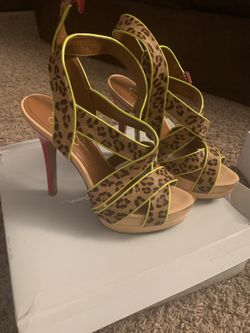 Jessica Simpson heel