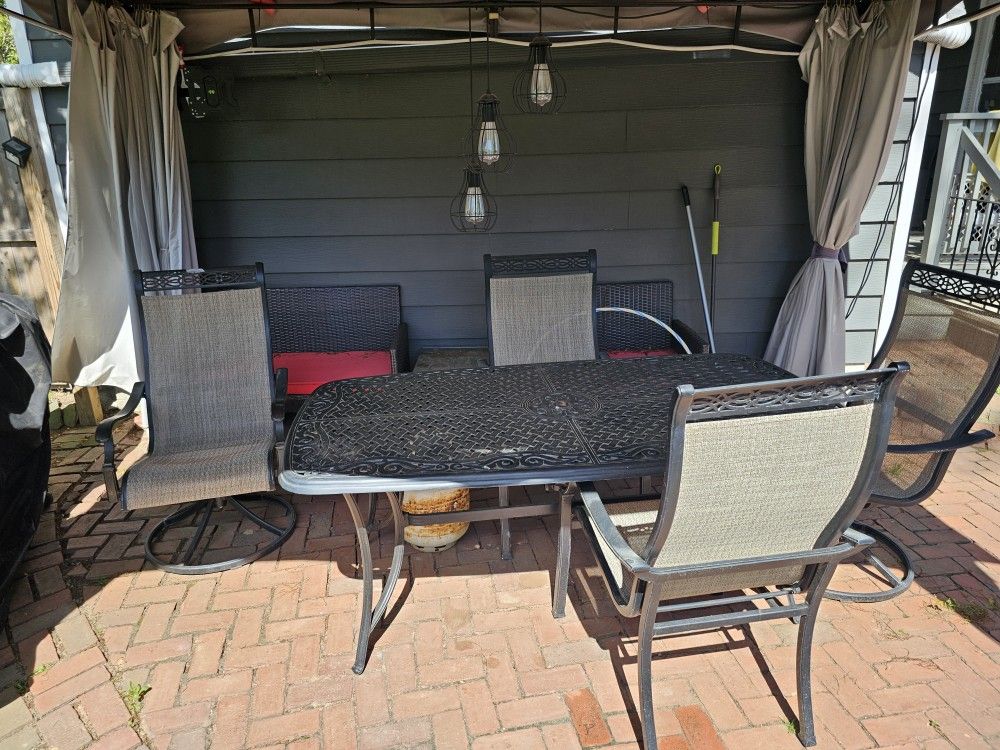 OUTDOOR TABLE W/ 4 CHAIRS