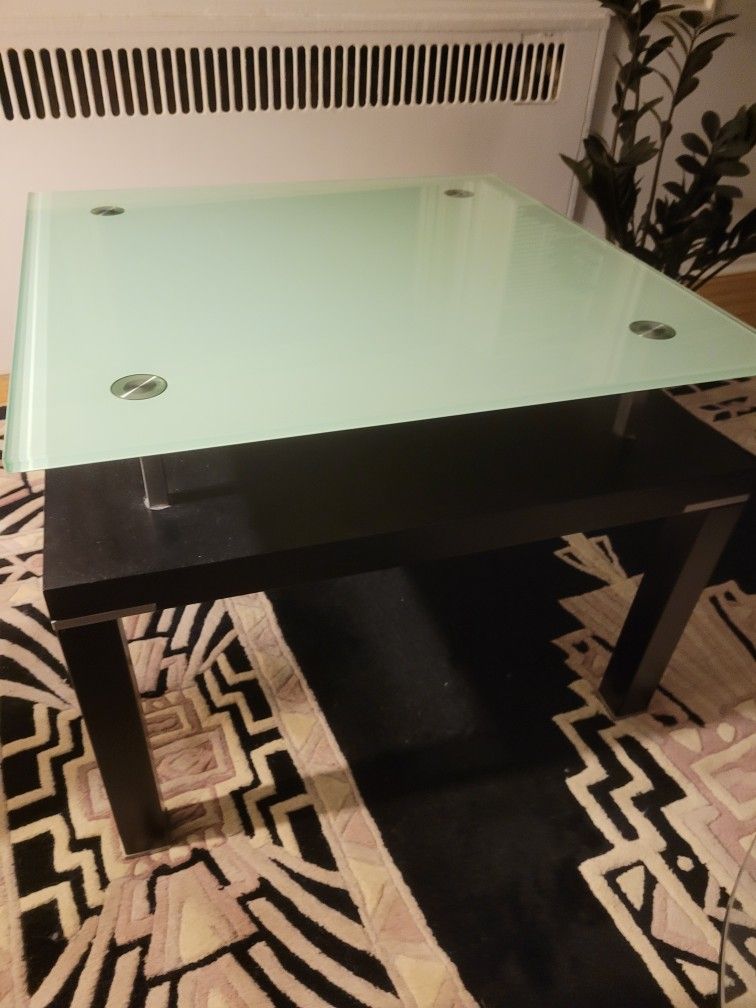 MODERN SQUARE END/OCCASIONAL TABLE