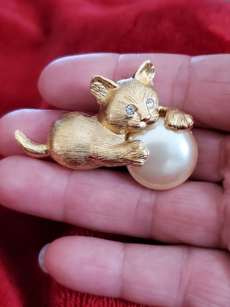Richelieu Cat Brooch With Faux Pearl And Clear Rhinestones Brush Gold Tone