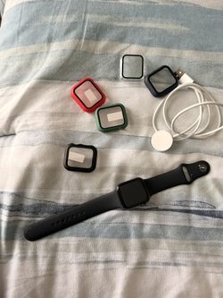 Apple Watch SE (1st Gen) – 40mm – Great Condition + Screen Protectors