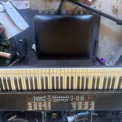 Keyboard And Stool Only Used A Few Times