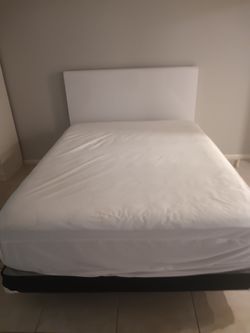 Sealy  Posturepedic Pillow Top Queen mattress / box spring and matching dresser