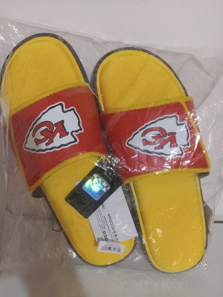 New In Package Mens Kansas City Chiefs Sandels Size Xl Fits Shoe Size 11.5-13