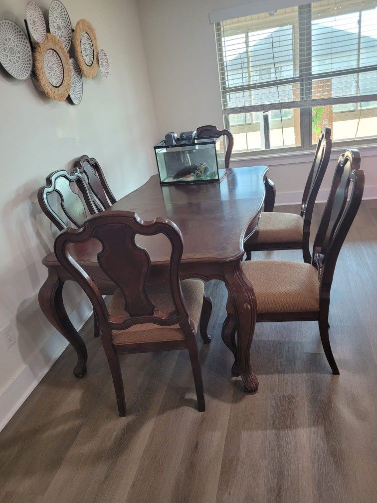 Traditional Style Dining Table With Chairs (Price Negotiable)