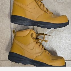 Boys Nike boots 7y