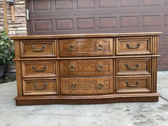 Royale Oak by Vaughan Bassett Furniture Solid wood 9-drawer dresser