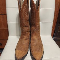Vintage Durango leather wingtip pointy toe Boots size 9D. Price at $65 / OBO.