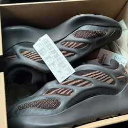 Adidas Yeezy 700 V3 'Clay Brown' Size 12 & Yeezy Pods