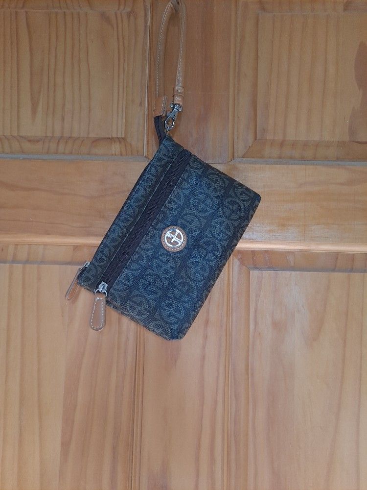 clean wristlet purse