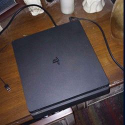 PS4 Slim 
