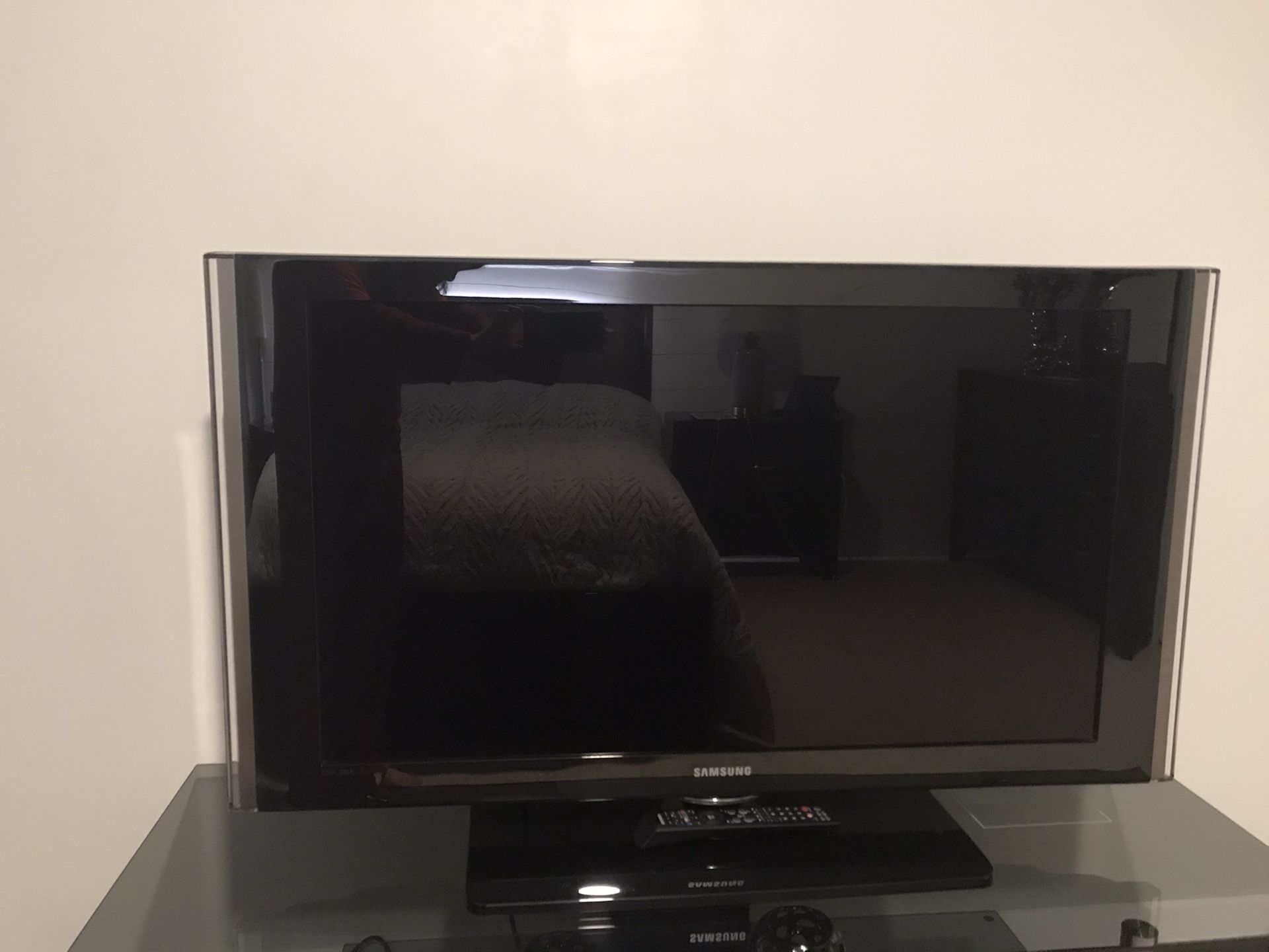 Samsung TV 42” not smart ( new never used)