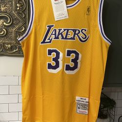 Men’s Vintage Kareem Abdul-Jabbar 33 Lakers Jersey Size M.