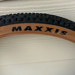 MTB MAXXIS TIRE ( Tan ) 