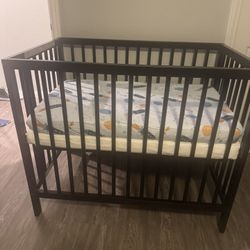 Mini crib 