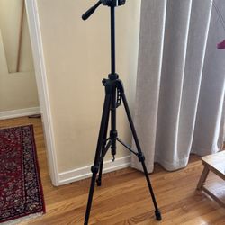 Ravelli Camera Tripod with Adjustable Pan Head – Black