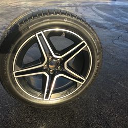 Mercedes Benz  suv 2 rims with tires