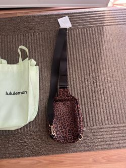 Lululemon everywhere sling bag small