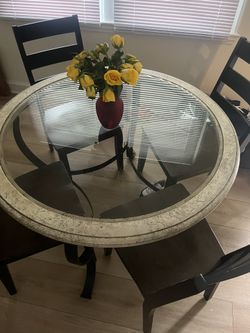 Dinning Room Table And 4 Chairs