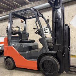 TOYOTA M8, latest model 5500 lb cap, 3 stage, side shift 