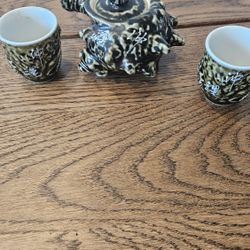 Vintage Ceramic Teapot and Teacup Set – Unique Shell Design with Asian-Inspired Calligraphy

