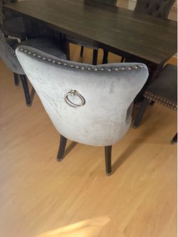 Dining table and 6 chairs in great condition.