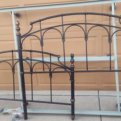 Queen Size Metal Bedframe 