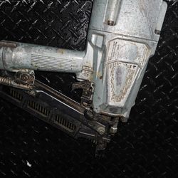 $100 la pistola trabaja bien el único detalle es la carrillera está un poco quebrada pero trabaja bien 