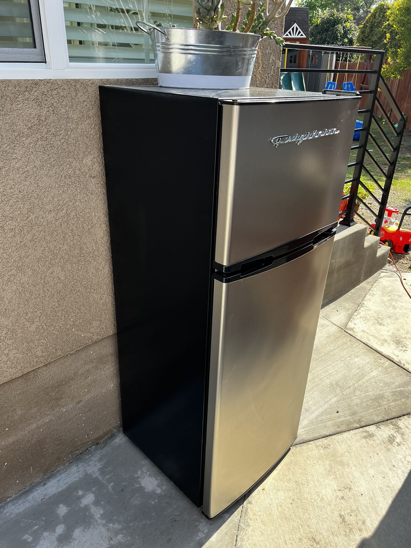 Frigidaire Locking Mini Fridge/freezer- Perfect For College! for Sale in  Centennial, CO - OfferUp