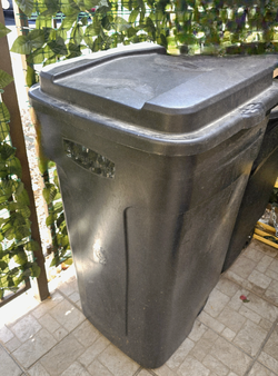 34gal Wheeled Rubbermaid Trash