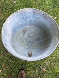 VINTAGE GALVANIZED WASH TUB ON STAND