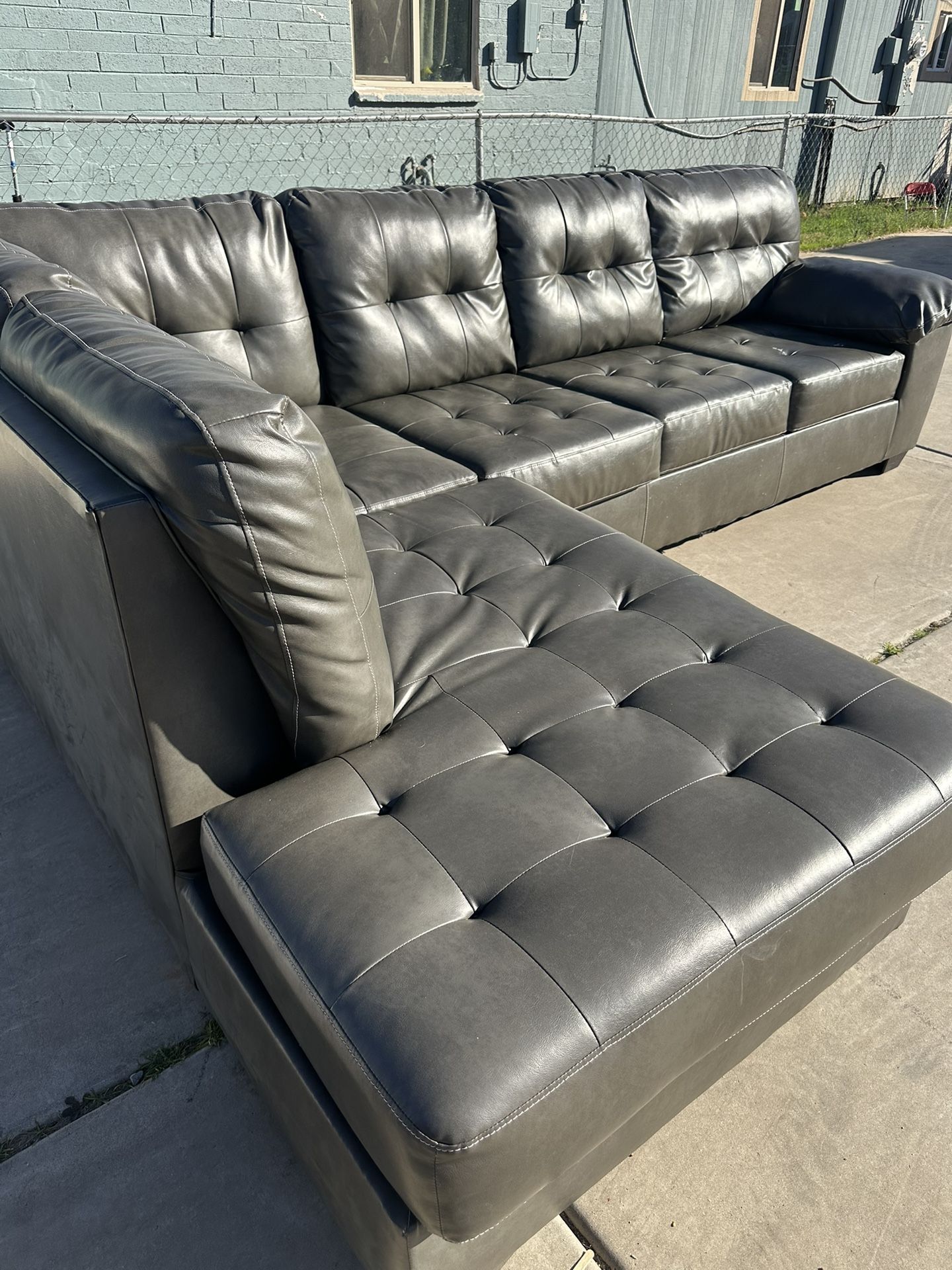 Sectional Couch. $350 Deliver Available Small Fee