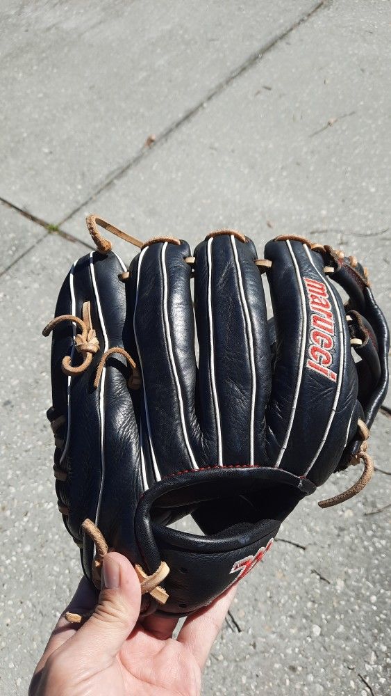 Mariucci Baseball Glove -- Like New!