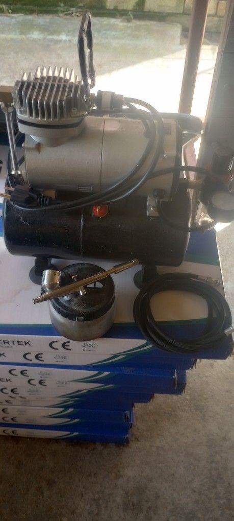 airbrush compressor with holes and bucket 