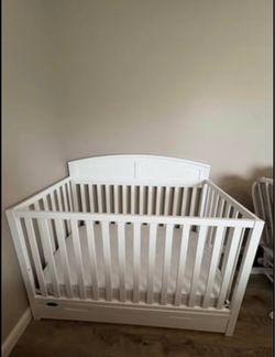Convertible Full Size Crib with Under Drawer  ( Dream on Me)