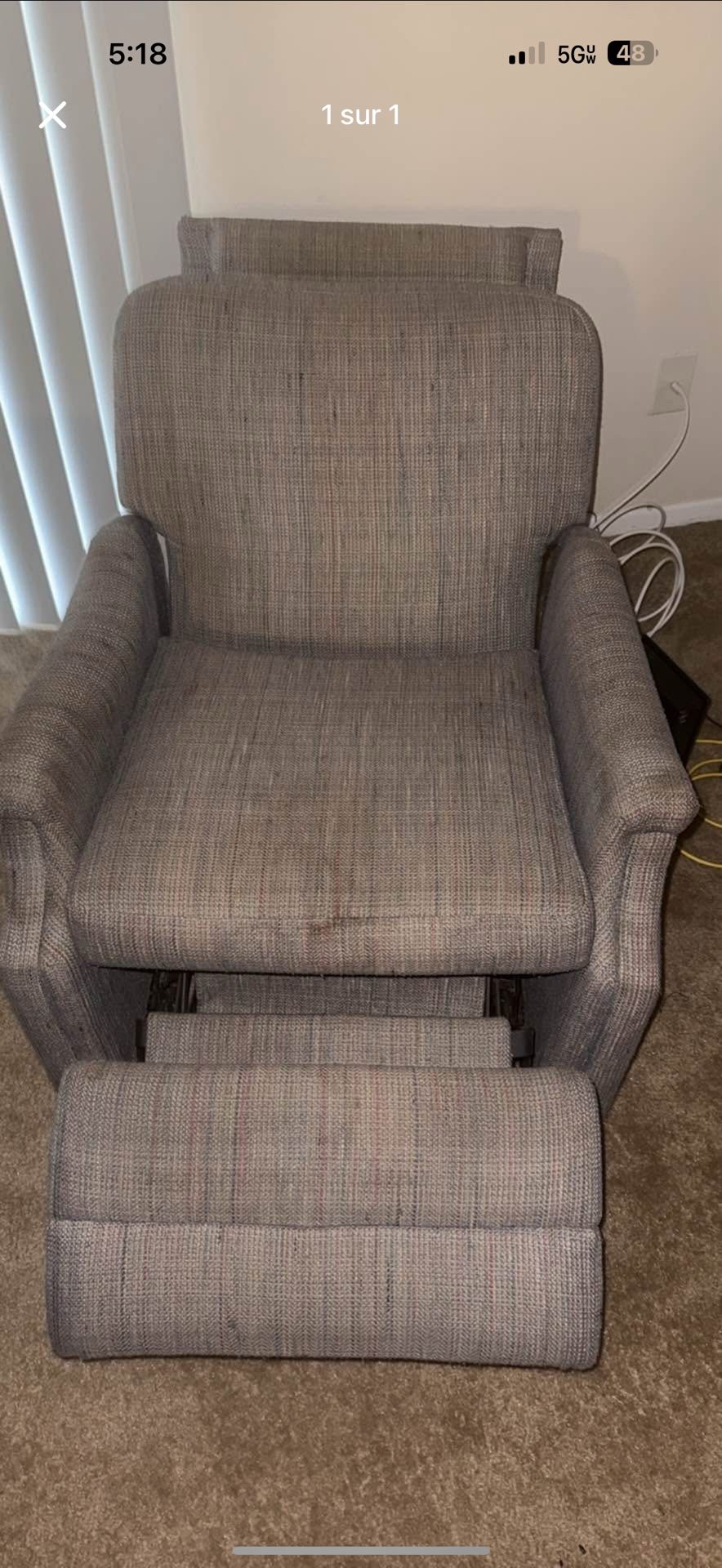 I am selling the pretty relaxing armchairs.50$