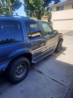 1998  Mercury Mountaineer, Navy Blue. 5.0L Engine.