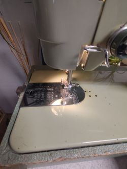Riccar All-Metal Sewing Machine - Tested & Working