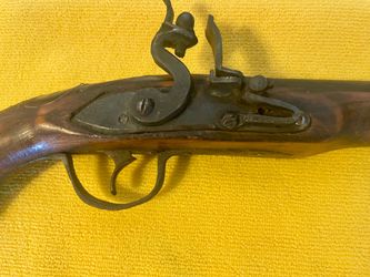 MOTHER-OF-PEARL INLAID ISLAMIC FLINTLOCK PISTOL, CA. 19TH CENTURY
