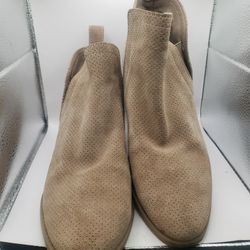 Size: 7.5  the Dolce Vita Tivon Suede Booties