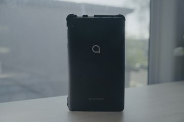 Alcatel Joy Tablet 2 32gb and comes with usb c charger