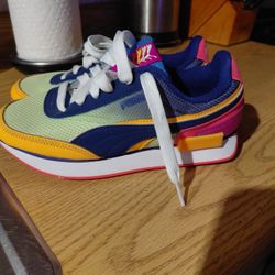 Womens PUMAS Size 7.  Like New