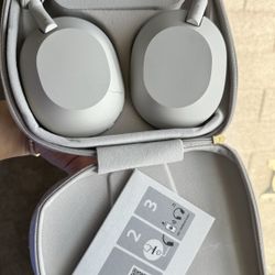 SONYXM5 headphones silver color 