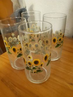8 Brand New Still In Box 📦 Cute Drinking Glasses 
