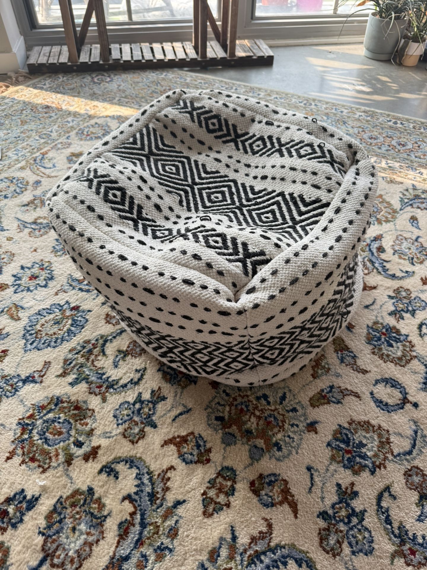 Furniture: Poof/ottoman