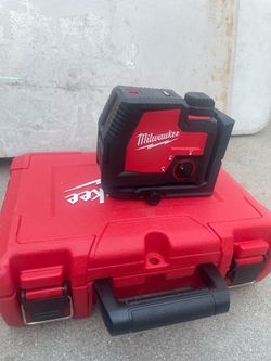 Milwaukee 100 ft. REDLITHIUM Lithium-Ion USB Green Rechargeable Cross Line Laser Level with Charger